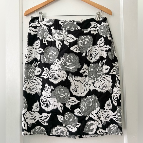 Banana Republic Skirt black, and white floral - Picture 2 of 6